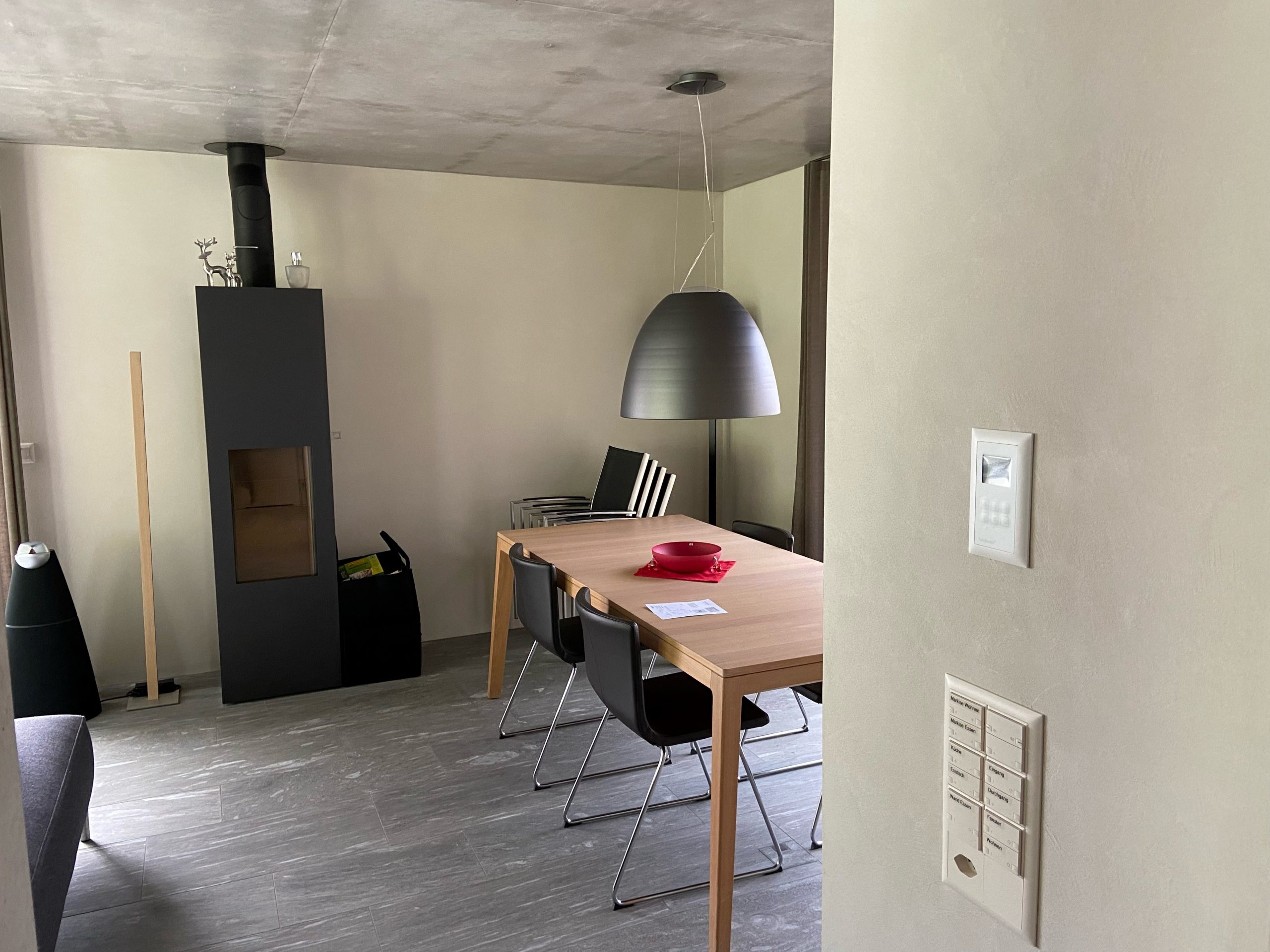 Ob modern oder "urchig" der TeleButler lässt sich in jeden Raum optisch einbinden.