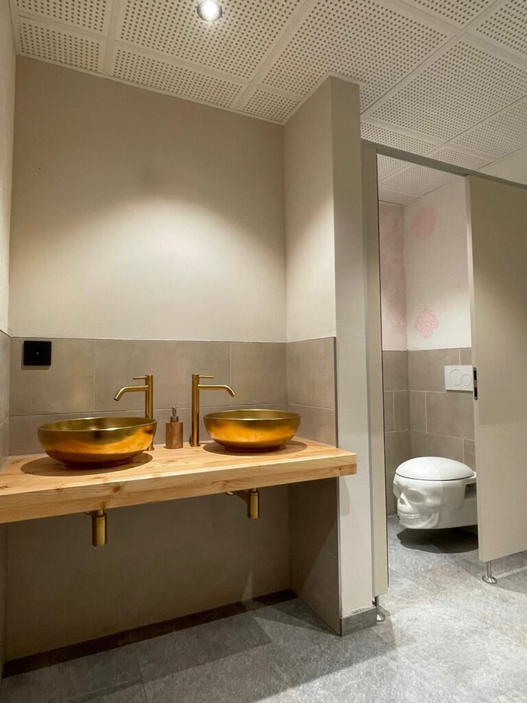 Toilette mit Smart Thermostat ausgerüstet.